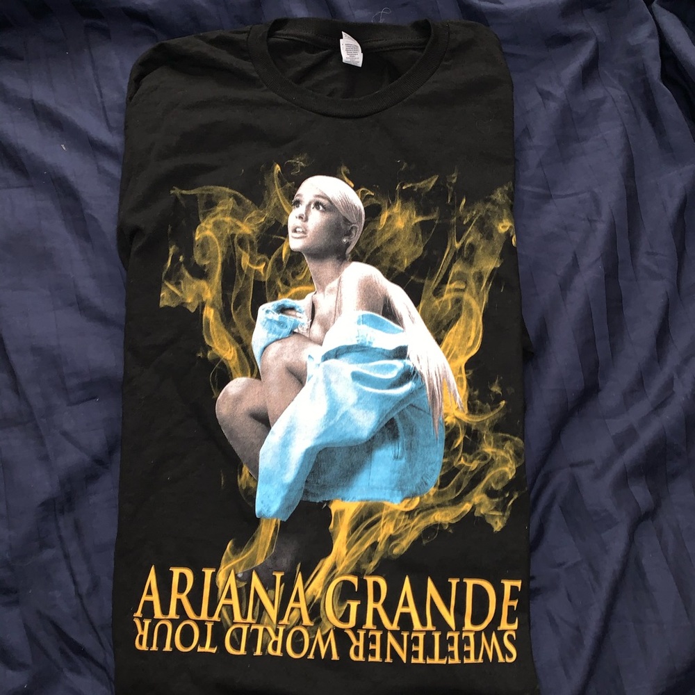 2019 Sweetener tour shirt